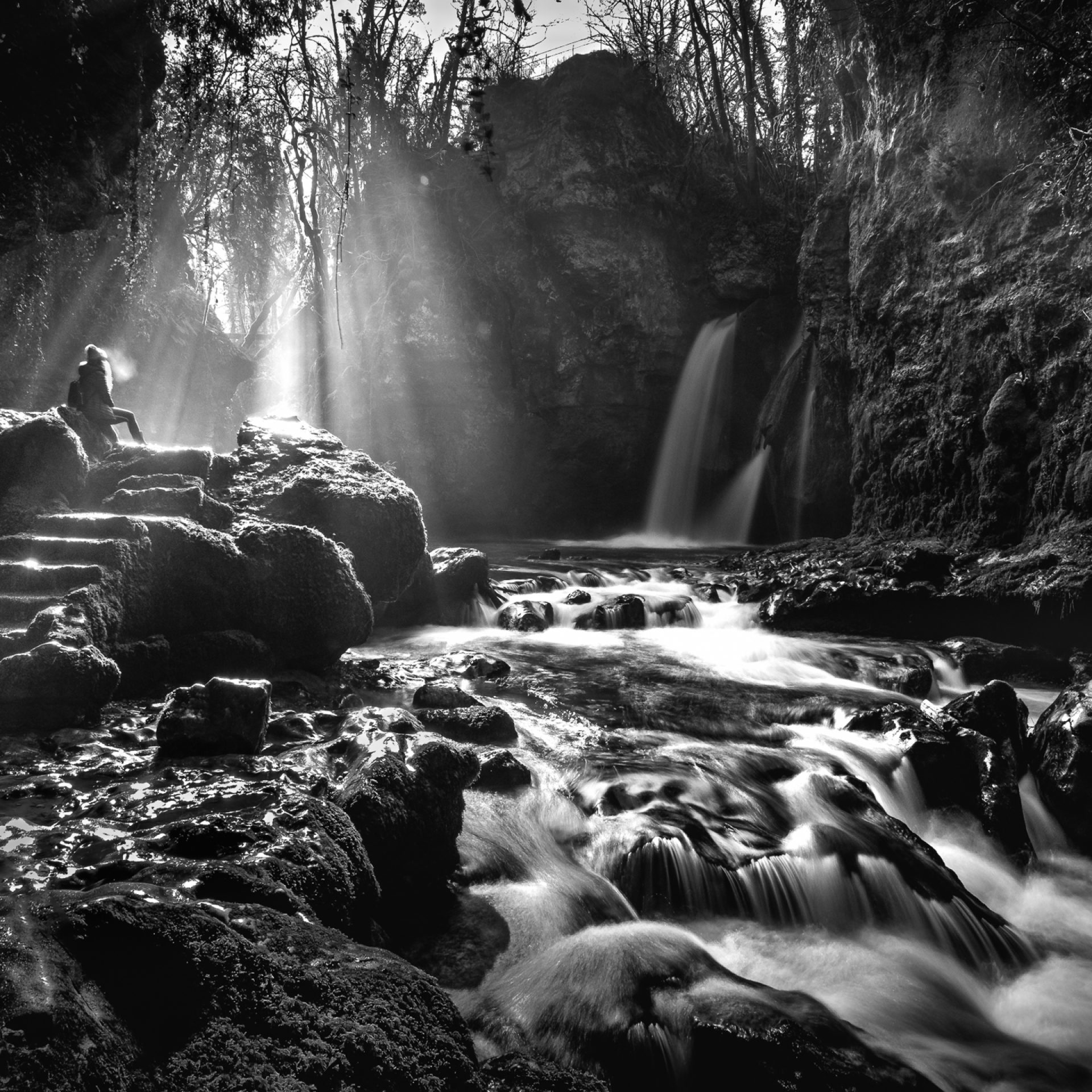 la jeune fille devant la cascade